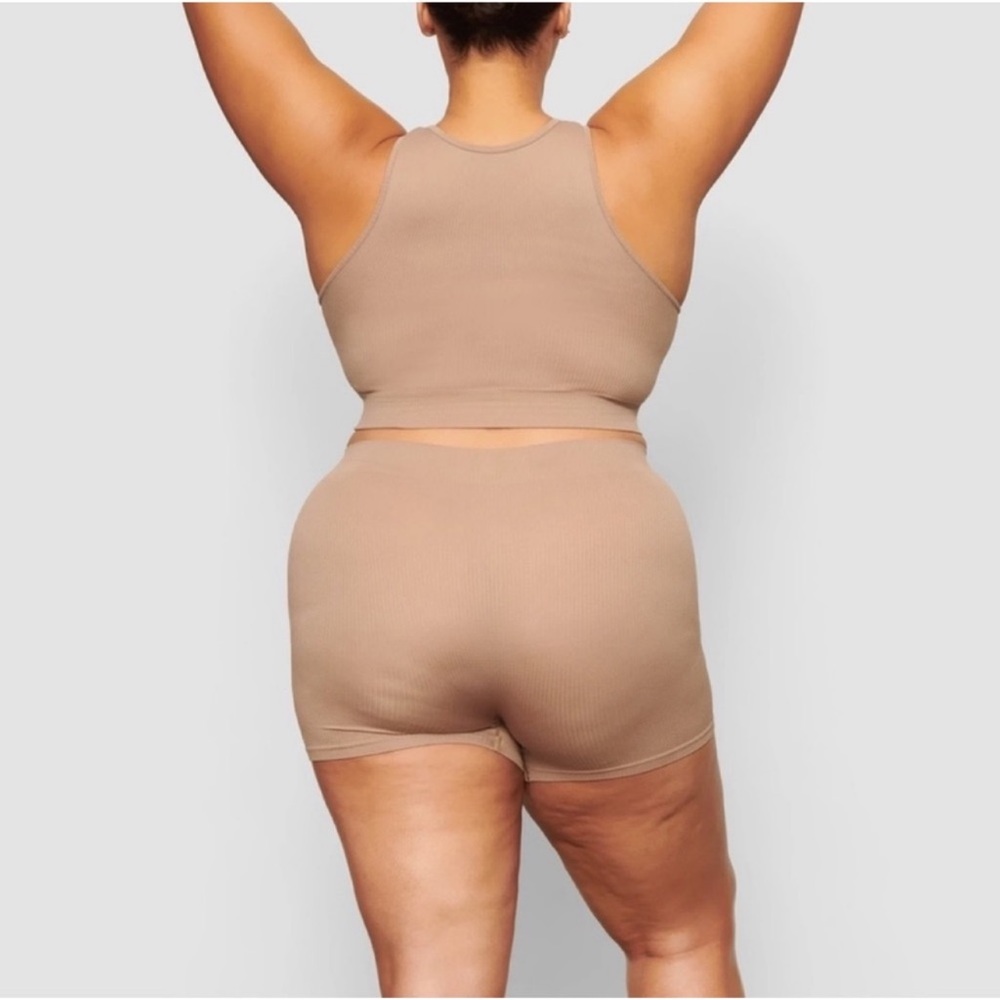SKIMS Desert Stretch Rib Short - Picture 5 of 5